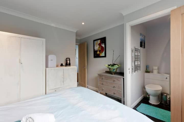 Stayinwoking At 30 Woodlands Horsell ภายนอก รูปภาพ